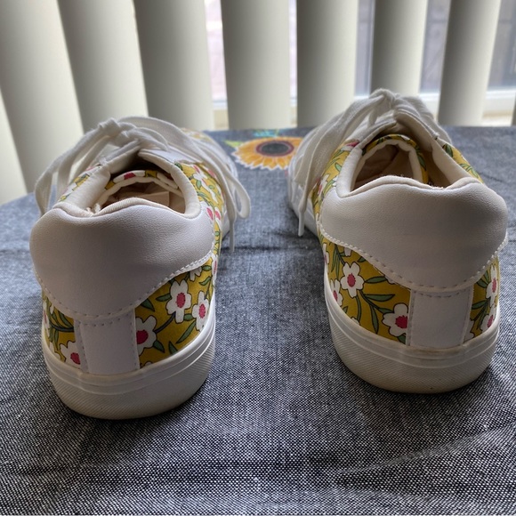 RESTRICTED White Floral Print Canvas Lace Sneakers Size 9.5 - Picture 8 of 15